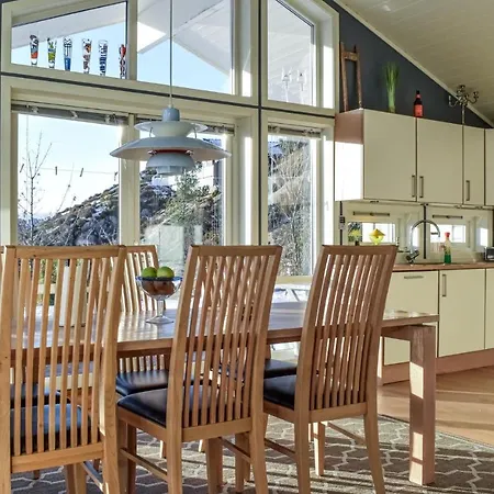 Feriehus 4 Bedroom Cozy In