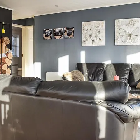 בית נופש 4 Bedroom Cozy In *